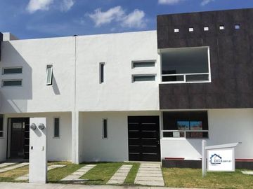 En Hacienda Las Trojes, 3 recámaras, Estudio, Jardín, Privada, EQUIPADA.-