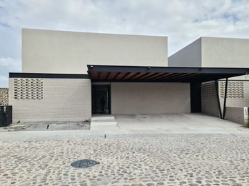 Casa en Venta en Lomas del Campanario, Autor, Doble Altura, 4ta Recamara en PB