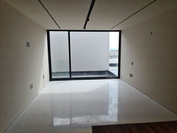 Casa en Venta en Lomas del Campanario, Autor, Doble Altura, 4ta Recamara en PB