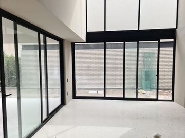 Casa en Venta en Lomas del Campanario, Autor, Doble Altura, 4ta Recamara en PB