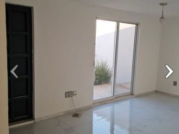 Hermosa Residencia en Punta de Juriquilla, Terreno 350 m2, Jardín, Cto Servicio