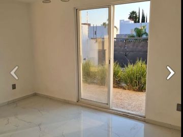 Hermosa Residencia en Punta de Juriquilla, Terreno 350 m2, Jardín, Cto Servicio