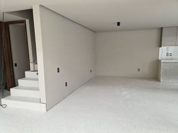 Venta de Casa en Lomas del Campanario, Autor, Doble Altura, 4ta Recamara en PB