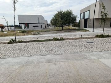 Venta de Casa en Lomas del Campanario, Autor, Doble Altura, 4ta Recamara en PB