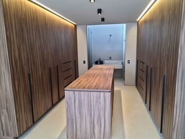 Venta de Casa en Lomas del Campanario, Autor, Doble Altura, 4ta Recamara en PB