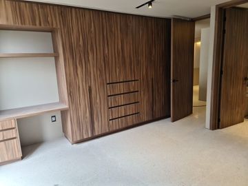 Venta de Casa en Lomas del Campanario, Autor, Doble Altura, 4ta Recamara en PB