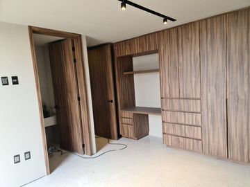 Venta de Casa en Lomas del Campanario, Autor, Doble Altura, 4ta Recamara en PB