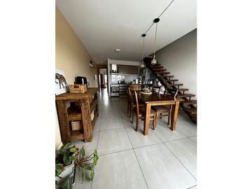 VENDE DUPLEX DE CATEFGORIA EN GODOY CRUZ