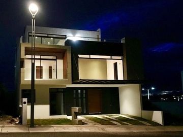 Preciosa Residencia en ZIBATÁ - 4 Recámaras, ROOF, Terrazas, Cto Serv, LUXURY