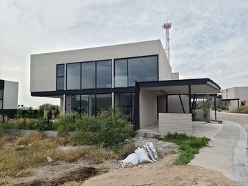 Venta de Casa en Lomas del Campanario, Diseño de Autor, 3 Recamaras, Master Suit
