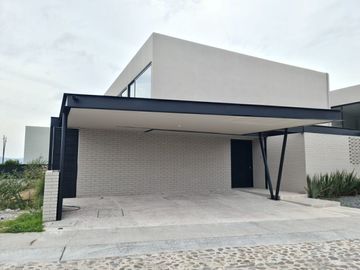 Venta de Casa en Lomas del Campanario, Diseño de Autor, 3 Recamaras, Master Suit