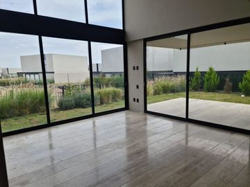 Venta de Casa en Lomas del Campanario, Diseño de Autor, 3 Recamaras, Master Suit