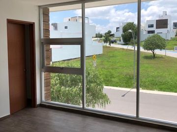 Hermosa Residencia en Bio Grand Juriquilla, 3 Recamaras, 3 Niveles, Roof Garden