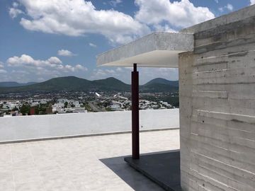 Hermosa Residencia en Bio Grand Juriquilla, 3 Recamaras, 3 Niveles, Roof Garden