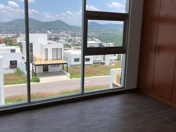 Hermosa Residencia en Bio Grand Juriquilla, 3 Recamaras, 3 Niveles, Roof Garden