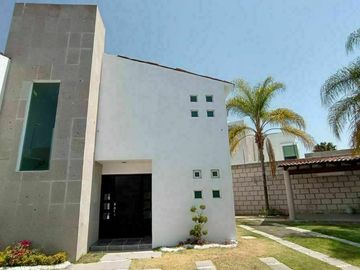 Hermosa Casa en Punta Juriquilla. 4 Habitaciones, Cuarto de Servicio, 3 Autos