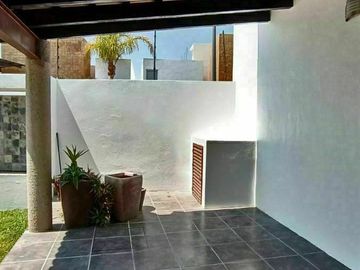 Hermosa Casa en Punta Juriquilla. 4 Habitaciones, Cuarto de Servicio, 3 Autos