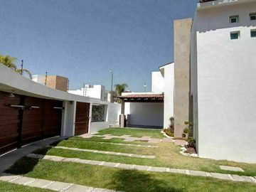 Hermosa Casa en Punta Juriquilla. 4 Habitaciones, Cuarto de Servicio, 3 Autos