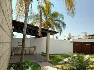 Hermosa Casa en Punta Juriquilla. 4 Habitaciones, Cuarto de Servicio, 3 Autos