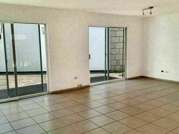 Hermosa Casa en Punta Juriquilla. 4 Habitaciones, Cuarto de Servicio, 3 Autos