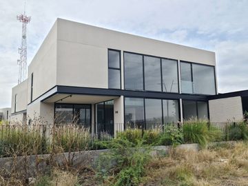 Casa en Venta en Lomas del Campanario, Diseño de Autor, 3 Recamaras, Master Suit