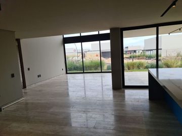Casa en Venta en Lomas del Campanario, Diseño de Autor, 3 Recamaras, Master Suit