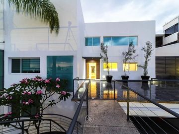 Residencia en Loma Dorada con INCREIBLE VISTA Panorámica a los Arcos de Qro..