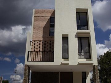 Hermosa Casa en Privada, Villas del Mesón Juriquilla, 3 Recamaras, 3.5 Baños..
