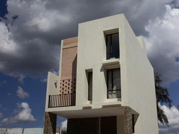 Hermosa Casa en Privada, Villas del Mesón Juriquilla, 3 Recamaras, 3.5 Baños..