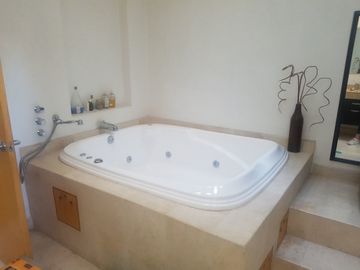 Preciosa Residencia en San Francisco Juriquilla, Vista a la Presa, 4 Recámaras..