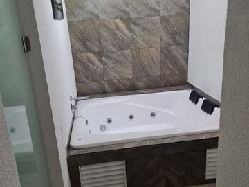 Hermosa Residencia en LOMA DORADA, Super Céntrica, 4 Niveles !