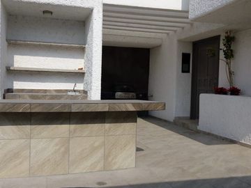 Hermosa Residencia en LOMA DORADA, Super Céntrica, 4 Niveles !