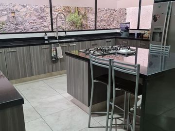 Hermosa Residencia en LOMA DORADA, Super Céntrica, 4 Niveles !