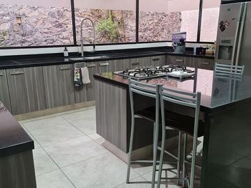 Hermosa Residencia en LOMA DORADA, Super Céntrica, 4 Niveles !