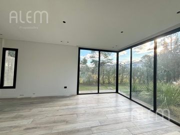 Casa de 4 dormitorios en venta - St Thomas Este - Canning (E. Echeverria)
