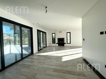 Casa de 4 dormitorios en venta - St Thomas Este - Canning (E. Echeverria)