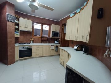 Vendo hermosa casa La Reina Alta