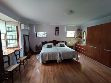 Vendo hermosa casa La Reina Alta