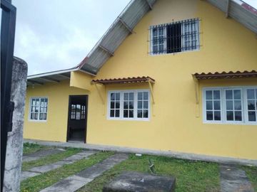 VENDO CASA DE SEGUNDA CON TERRENO VOLCAN