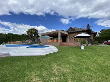 Casa en Venta | con piscina y amplias áreas verdes | Pifo