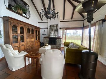 Casa en Venta | con piscina y amplias áreas verdes | Pifo