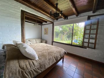 Casa en Venta | con piscina y amplias áreas verdes | Pifo
