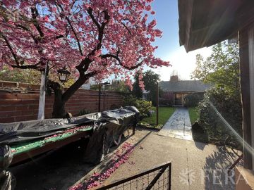 Venta de casa de 4 ambientes con cochera y quincho en Sarandi
