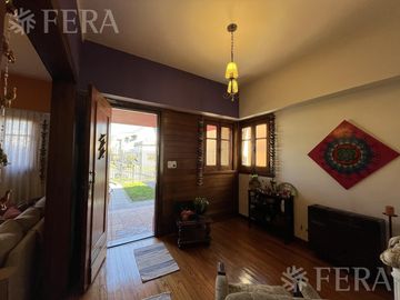 Venta de casa de 4 ambientes con cochera y quincho en Sarandi