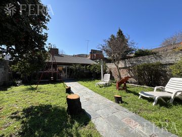 Venta de casa de 4 ambientes con cochera y quincho en Sarandi
