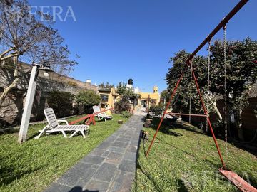 Venta de casa de 4 ambientes con cochera y quincho en Sarandi