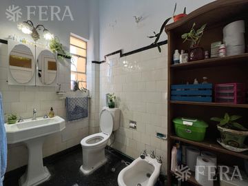 Venta de casa de 4 ambientes con cochera y quincho en Sarandi