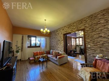 Venta de casa de 4 ambientes con cochera y quincho en Sarandi