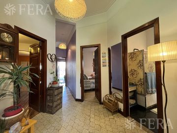 Venta de casa de 4 ambientes con cochera y quincho en Sarandi