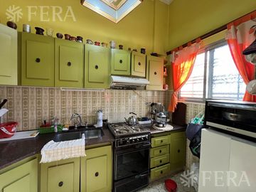 Venta de casa de 4 ambientes con cochera y quincho en Sarandi